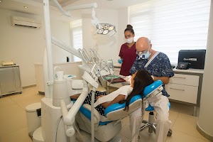 Kusadasi Dental Clinic 42 ChIJYRRrMLOuvhQRj1KwshT2rAg